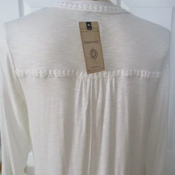 Democracy NWT White Embroidered Roll Tab Sleeves Relaxed Fit Blouse Size M - Picture 7 of 12